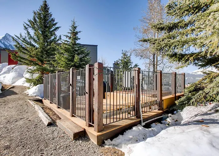 Ski-In Ski-Out Studio Private Balcony & Fireplace Condo