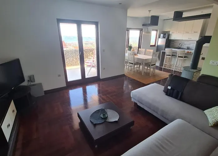 Oasis Apartment With Sea View And Garden