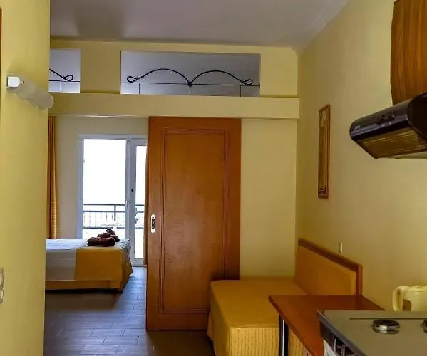 Coloma Apartments Pefkos