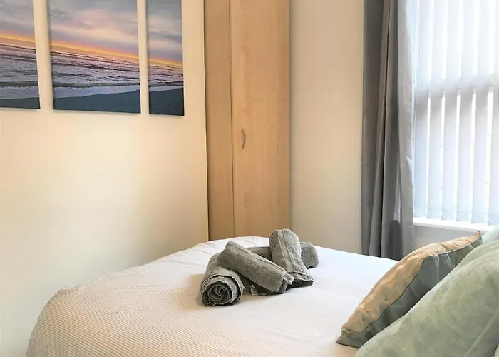 Central Wigan Welcoming Townhouse Sleeps Up To 6
