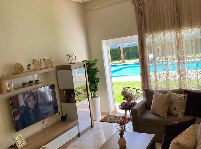 Apparemment De Luxe Vue Piscine