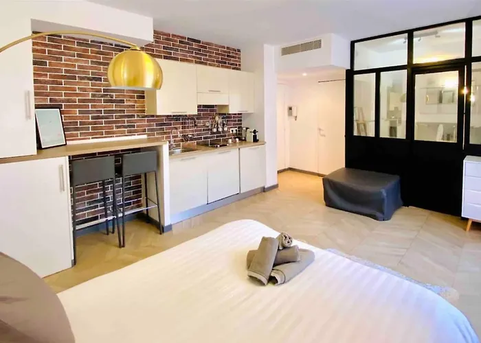 Beautiful Fully Renovated Centrally Located Studio