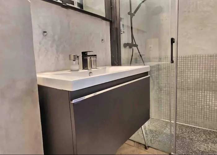 Beautiful Fully Renovated Centrally Located Studio