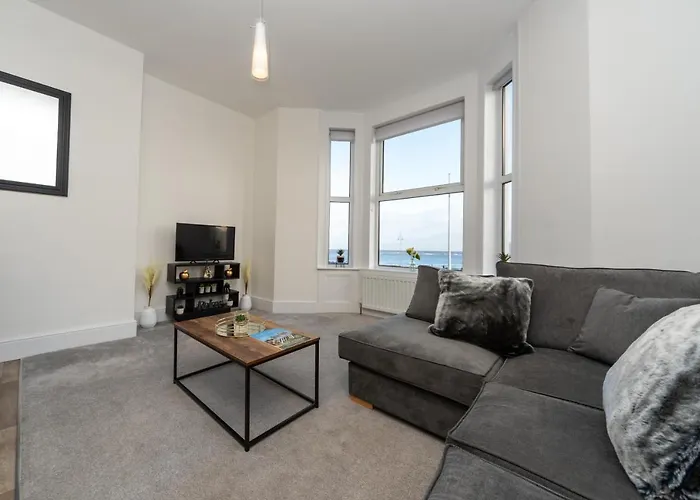 Sea Views Stunning 2 Bedroom Apartment #