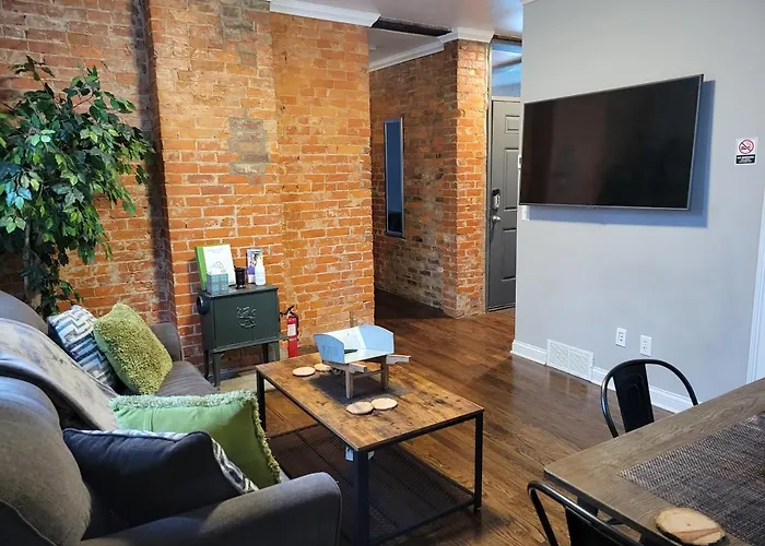 Modern Style And Comfort Near Uc