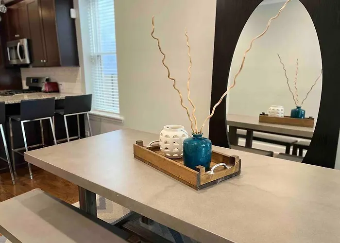 Trendy West Town Flat - 2 Bed / 1.5 Bath W Parking