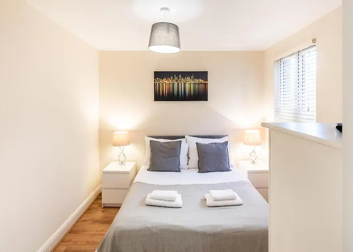 One Bedroom Flat In Bush Hill Park