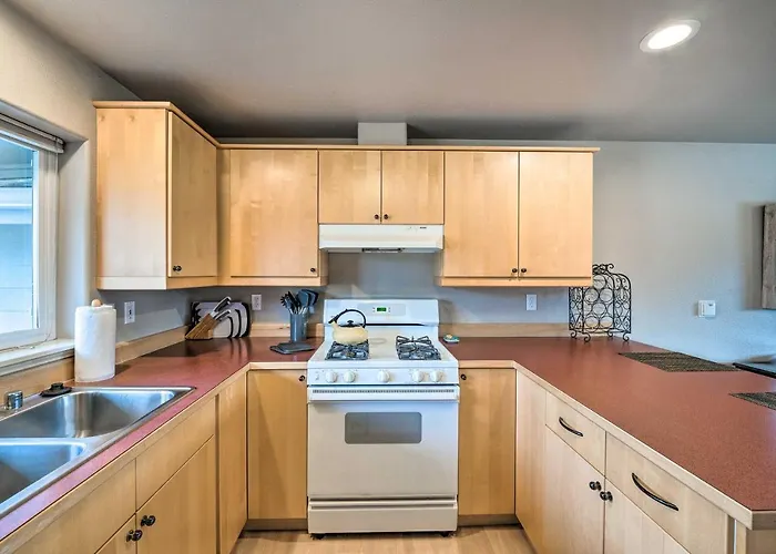 Quaint Cottage W/ Gas Fireplace ~ 1/2 Mi To Beach!