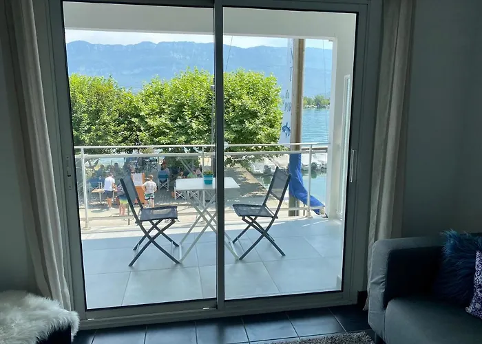 Pieds Dans L'Eau Au Lac Du Bourget