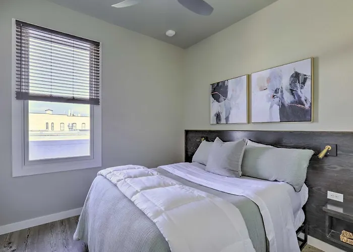 Stylish San Marcos Apt In The Heart Of Dwtn!