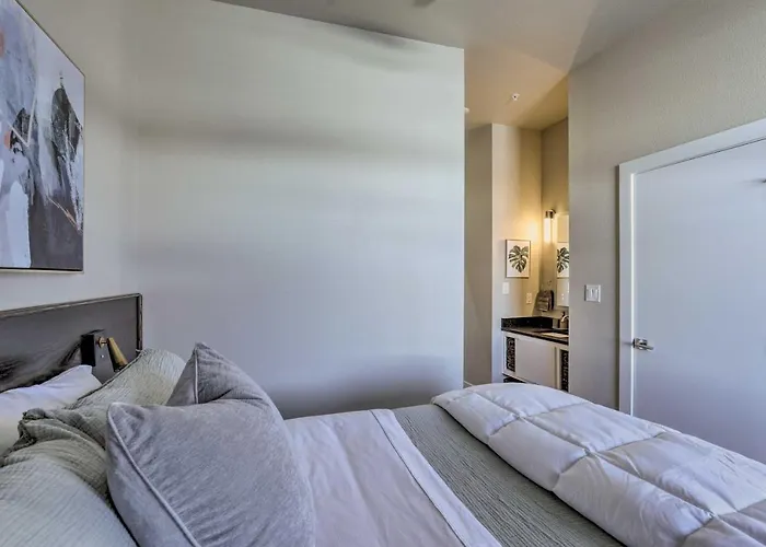 Stylish San Marcos Apt In The Heart Of Dwtn!