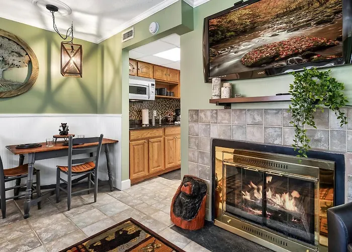 Lovely Condo W/ Indoor Pool *Only Steps To Parkway