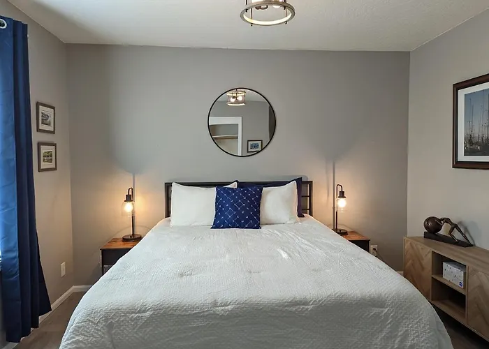 Contemporary 2-Bedroom Close To Downtown, Dining