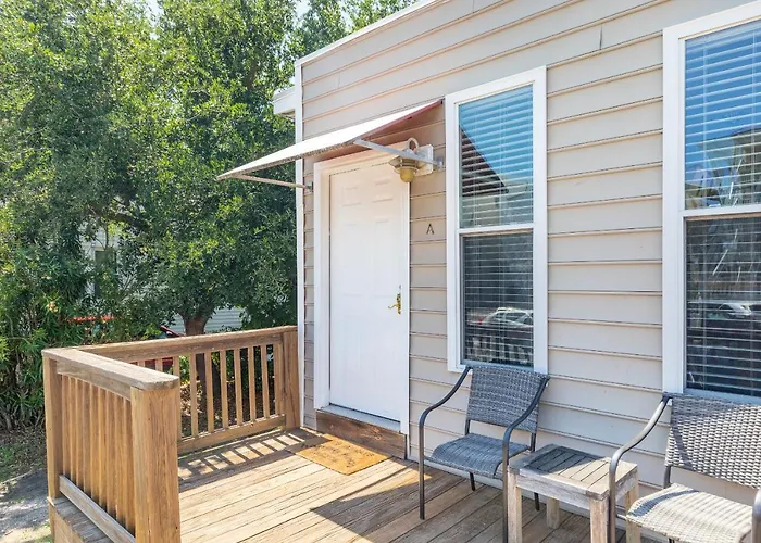 Salty Shack Unit A Dog Friendly Home Across From The Beach - Central Location
