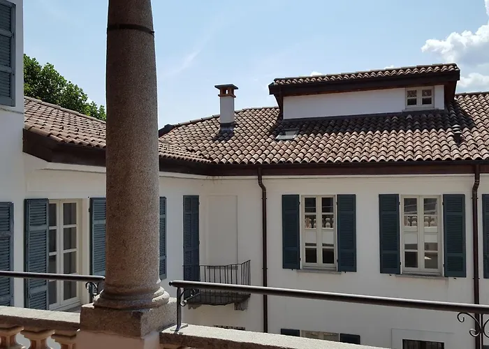 Villa Maghetti - Modernized Flat In Historic Palazzo In The Center Of Luino
