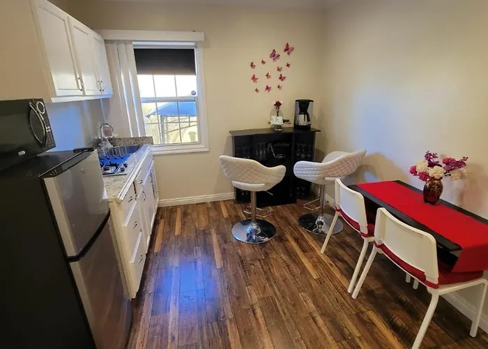 Adorable Modern Guesthouse With Full Kitchen