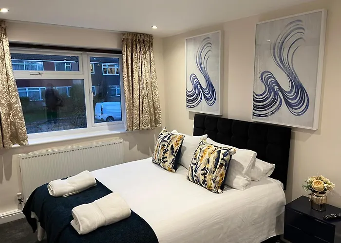 FW Haute Apartments: Pet-Friendly Stanmore Stay with Free Wi-Fi & Parking