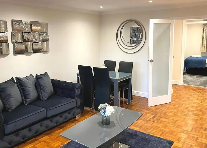 FW Haute Apartments: Pet-Friendly Stanmore Stay with Free Wi-Fi & Parking