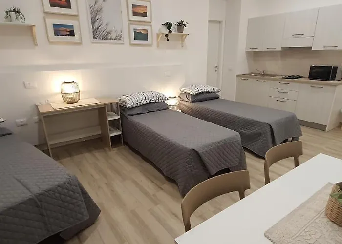 SUITE BLANC APARTMENTS - Monolocali indipendenti con cucina e bagno privato - Check-in e check-out con codice in autonomia h24 - Terrazza in comune NECESSARIO AVERE WATHSAPP O APP DI MESSAGGISTICA ISTANTANEA PER FOTO E VIDEO