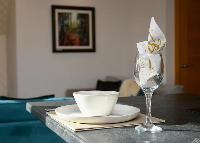 Rowan Tree Apartment - Modern Apartment, Free Parking & Views
