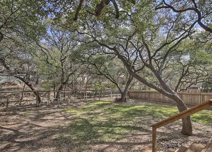 Unique Stay: 'Tiny Everest' San Antonio Home!
