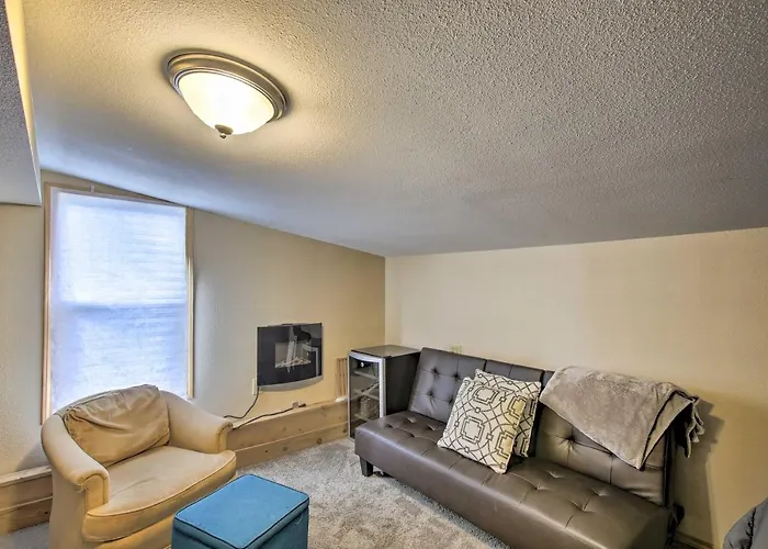 Dtwn Sheboygan Apt Above Local Bar!