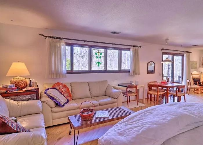 Studio Apartment With Kitchen Very Close To Wcu - Non Smoking & No Pets
