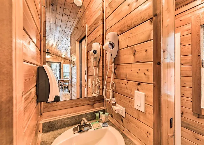 Beautiful New Bern Studio Cabin W/ Fire Pit!