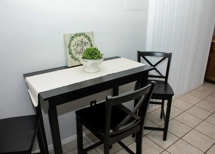 Lovely 2 Bedroom! Close To All In A 4Plex