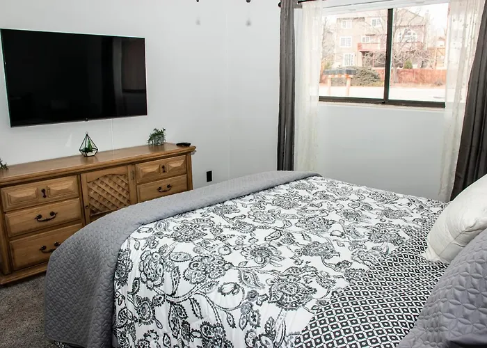 Lovely 2 Bedroom! Close To All In A 4Plex