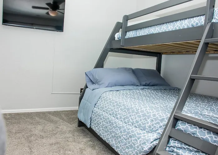 Lovely 2 Bedroom! Close To All In A 4Plex