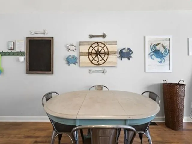 Laid Back By The Sea - Steps From The Beach With Amazing Ocean Views, Parking For 2 Included, Condo