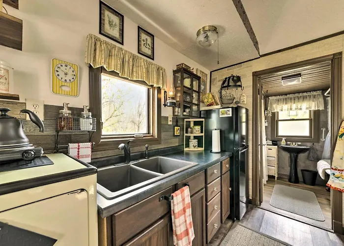 Lovely Couples Escape On Mississippi River!