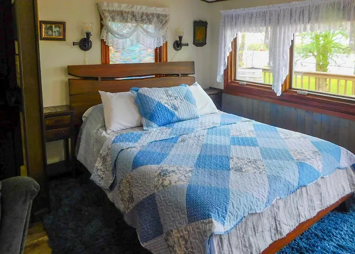 Lovely Couples Escape On Mississippi River!