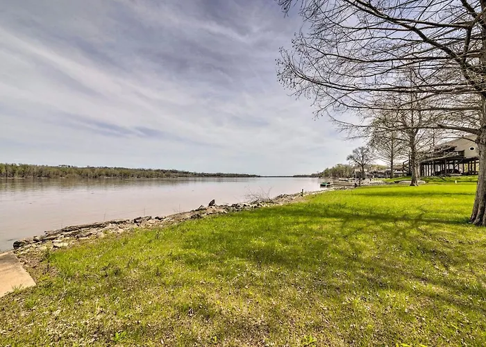 Lovely Couples Escape On Mississippi River!