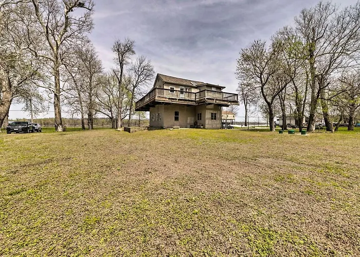 Lovely Couples Escape On Mississippi River!