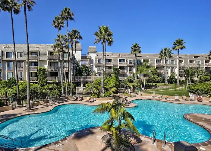 Stunning Oceanside Condo: Walk To The Beach!