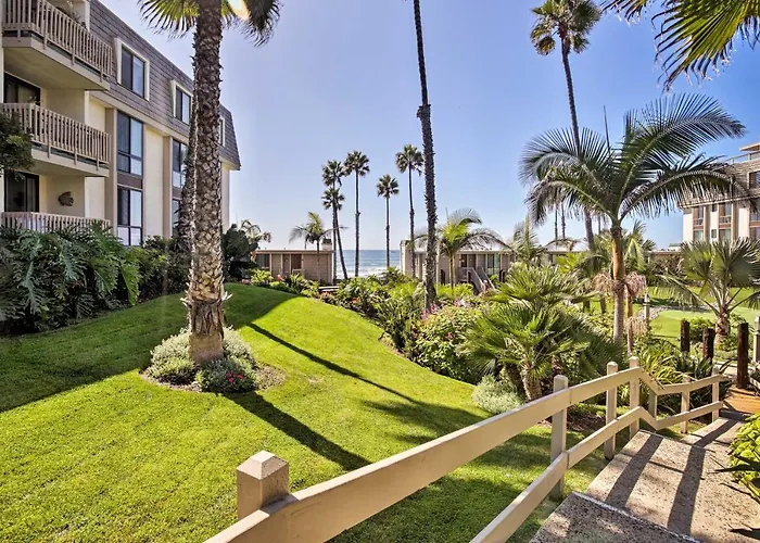 Stunning Oceanside Condo: Walk To The Beach!
