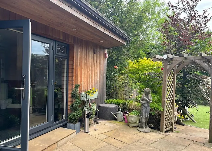 Thistle Lodge - Quiet Garden Lodge With Off Road Parking