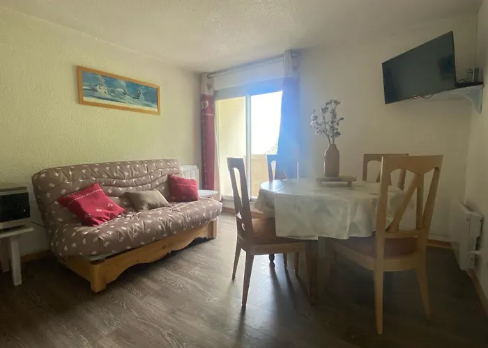 Chalet Cozy: Ski-in Apartment for 2-4 Guests