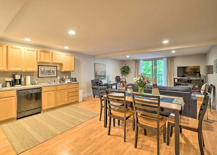 Cute Grand Haven Apartment: Walk Downtown Streets!
