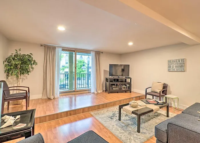 Cute Grand Haven Apartment: Walk Downtown Streets!