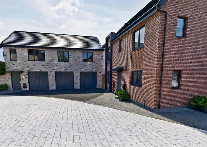 2 Bed Lovely Home Close To City Center & Rail Station