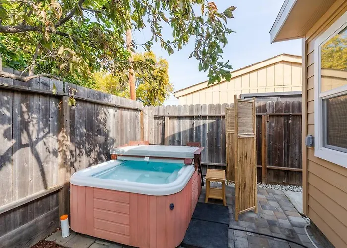 Modern Guesthouse W Private Patio And Hot Tub
