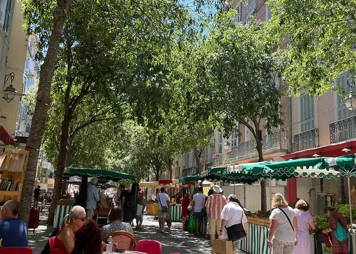 Vue sur Rade: Élégant Appartement Climatisé au Cœur de Toulon Historique