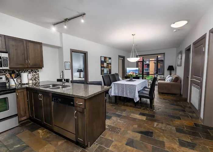 Upgraded Lakeside Resort Dream Vacation Home