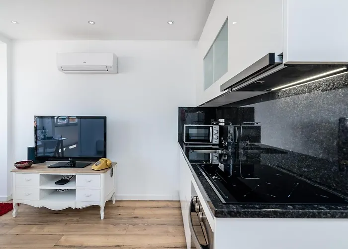 T2 Tiles Apartment Estoril