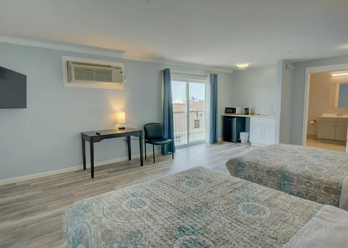 Dhimas Bayview Suites