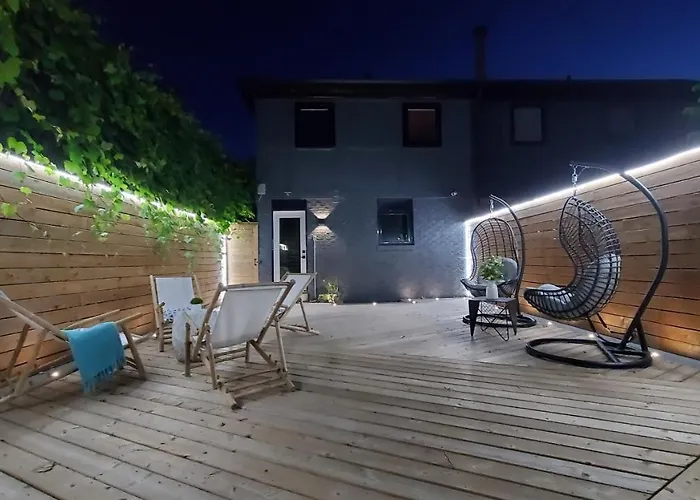 Renovated Guest Suite Near The Lake & High Park In Toronto!