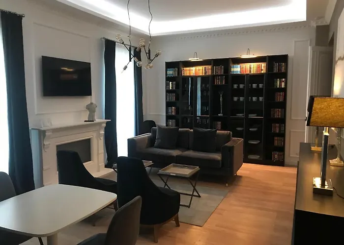 Lazare Maison De Maitre: Upscale Apartments with Private Parking near Historic Béziers